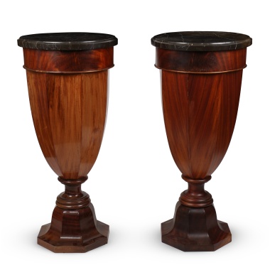 Парные консоли с мраморной столешницей