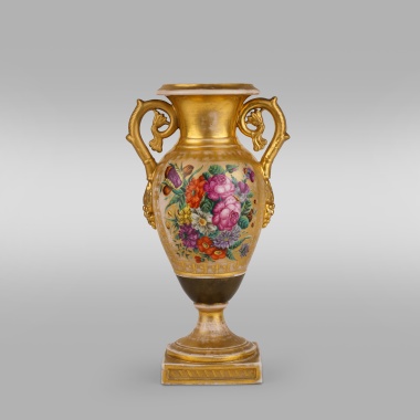 Декоративная ваза с цветочным орнаментом