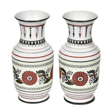 Парные вазы в греческом вкусе с элементами национального орнамента. Завод А.М. Миклашевского