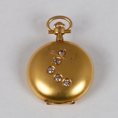 Карманные часы закрытого типа с растительным орнаментом