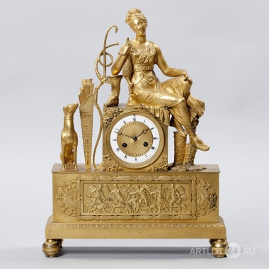 Каминные часы  с фигурой Дианы-охотницы