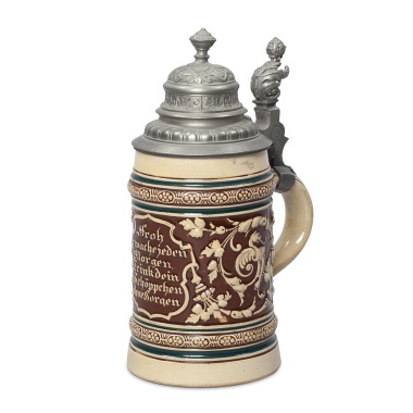 Пивная кружка с рельефным орнаментом