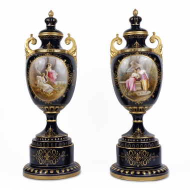 Парные вазы с жанровыми сценами в медальоне