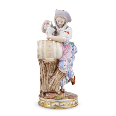 Девушка-сборщица винограда с воронкой и бочкой