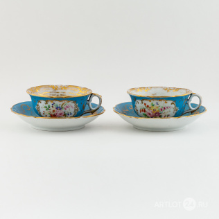 Две чайные пары с цветочной росписью в медальонах