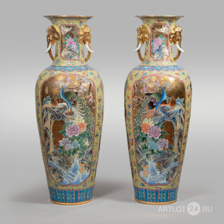 Парные напольные вазы с декоративными ручками в виде слонов