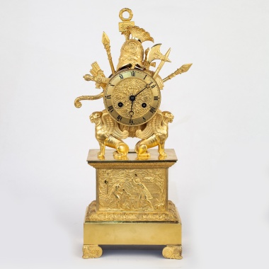 Каминные часы с военными трофеями