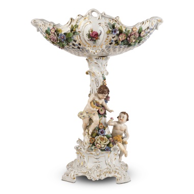 Ваза-фруктовница с ажурной чашей и фигурками путти на ножке