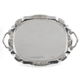 Серебряный поднос с ручками и с чеканным декором в виде цветочных композиций