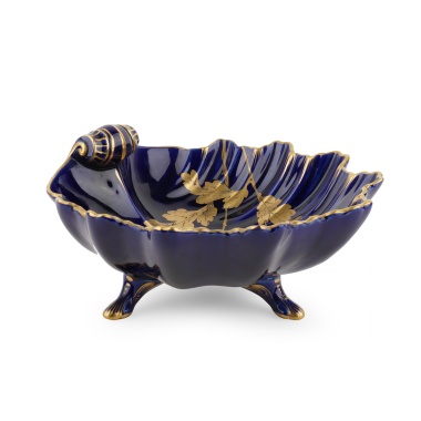 Ваза в виде раковины на трех ножках