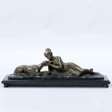 Скульптурная композиция «Девушка с собакой»