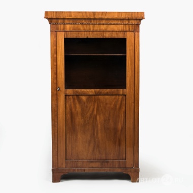 Книжный шкаф с резным фризом в стиле ампир