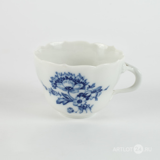 Чайная чашка с кобальтовым растительным орнаментом