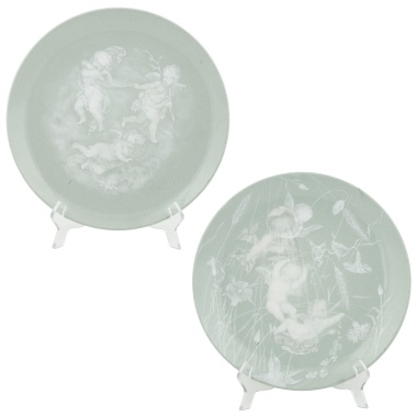 Парные тарелки Императорского фарфорового завода, декорированные в технике «пат-сюр-пат»