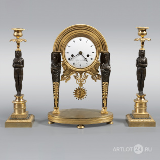 Часы-портик и пара канделябров с египетскими фигурами периода французской Директории