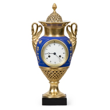 Кабинетные часы в форме вазы с ручками в виде лебедей