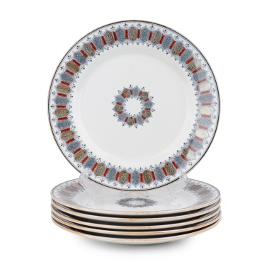Набор из шести столовых тарелок с готическим орнаментом