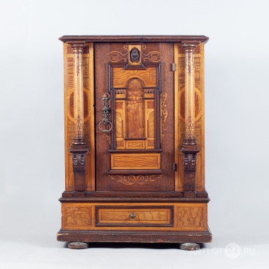 Посудный шкаф-креденца с колоннами в стиле неоренессанс