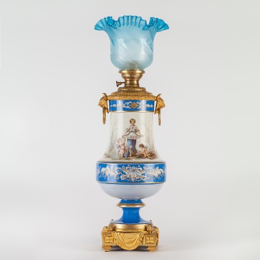 Настольная лампа с изображением Флоры в окружении путти