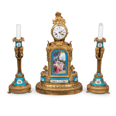 Каминные фарфоровые часы с двумя подсвечниками в стиле Севрской мануфактуры XVIII века
