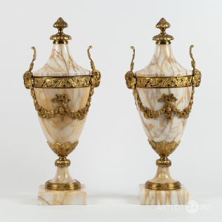 Пара мраморных ваз в стиле Людовика XVI