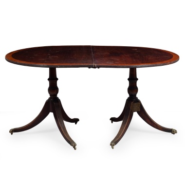 Обеденный стол викторианской эпохи