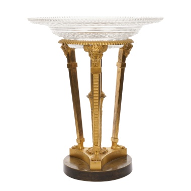 Декоративная ваза-треножник на постаменте