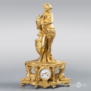 Каминные часы «Венера с голубем»