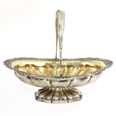 Фруктовница в стиле неорококо с перекидной ручкой мастера А. Шпера