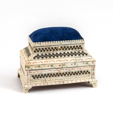 Шкатулка-швейка в виде ларца с игольницей