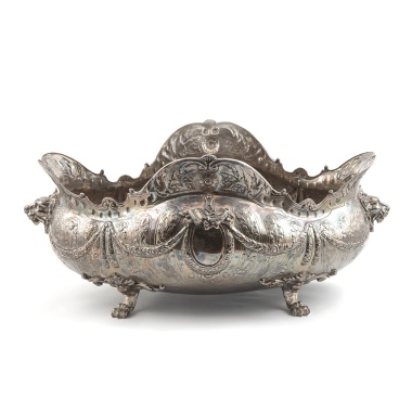 Фруктовница в форме ладьи с львиными маскаронами в неоклассическом стиле