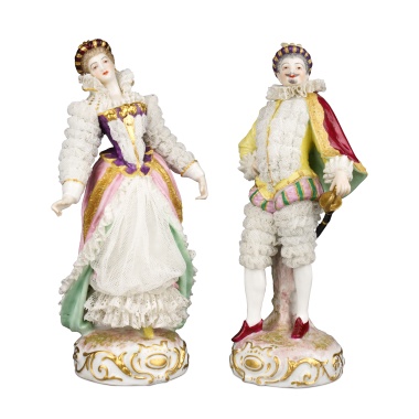 Галантная пара в кружевных костюмах эпохи Возрождения