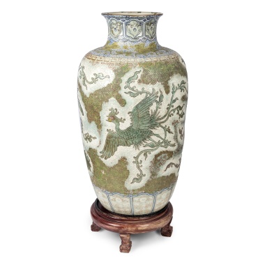 Японская ваза с изображением летящих фениксов