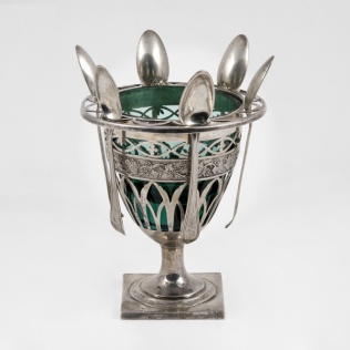 Вазочка в серебряной оправе с шестью ложками и вставкой из зеленого стекла