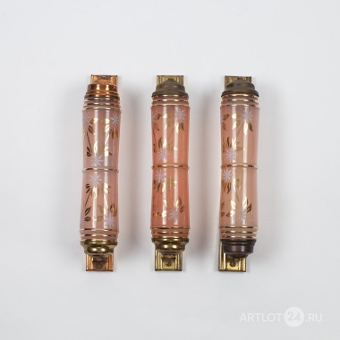 Три бра с плафонами розового стекла