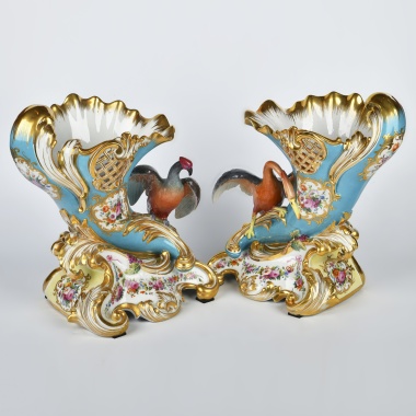 Парные вазы в виде рогов изобилия с фигурами птиц. Императорский фарфоровый завод