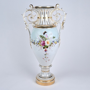 Ваза-амфора с цветочной росписью Императорского фарфорового завода