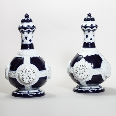 Парные вазы-сулеи Императорского фарфорового завода с рельефным декором