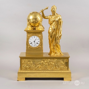 Каминные часы с фигурой Урании