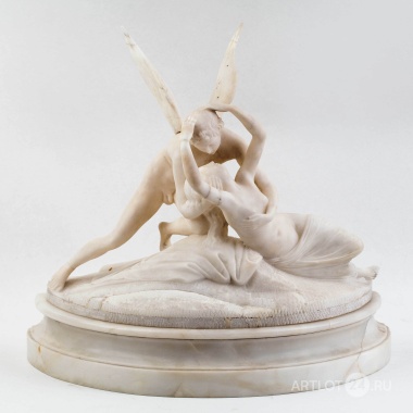 Скульптура «Амур и Психея» на мраморном постаменте