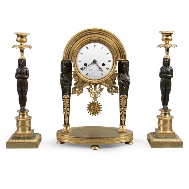 Часы-портик и пара подсвечников с египетскими фигурами 