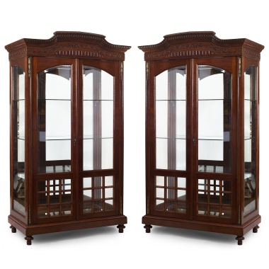 Парные выставочные шкафы-витрины