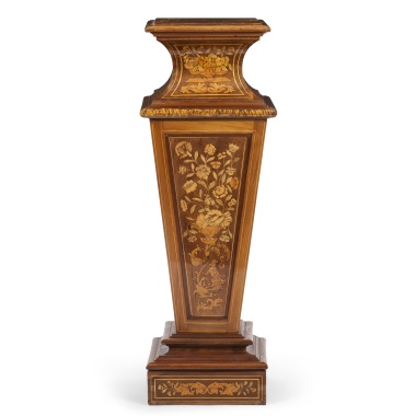 Консоль с цветочным наборным орнаментом в технике маркетри