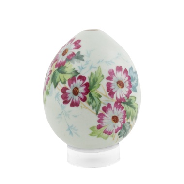 Пасхальное яйцо с изображением цветущих хризантем