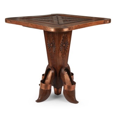 Резной стол с декоративными элементами в виде туфель