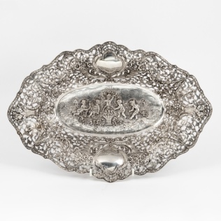 Фруктовница с рельефным изображением резвящихся амуров и цветочными гирляндами