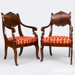 Два кресла с резными элементами в стиле ампир