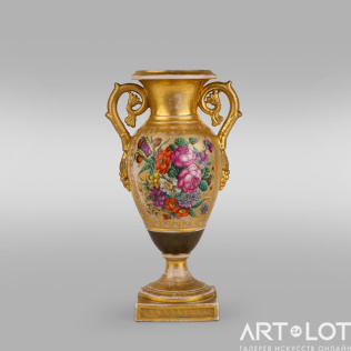 Декоративная ваза с цветочным орнаментом