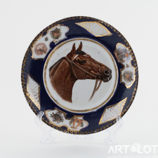 Декоративная тарелка с изображением головы лошади